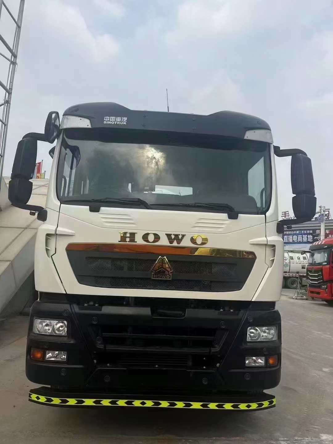 Howo tx; Basic Mixer Truck Chassis; Vorderachse bis mittlere Achse 4,9 m, Rahmen 6,6 m, mittlere Achse bis hinten 1,35 m, mittlere Achse bis hinten 2,7 m