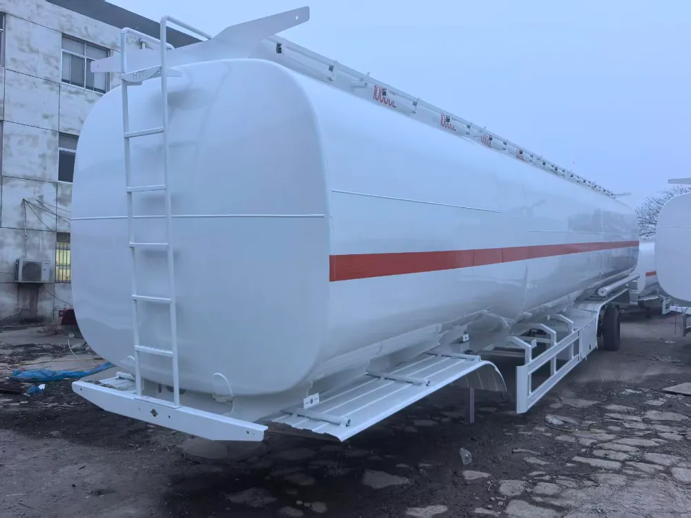 Gebrauchter Sattelschlepper mit Kraftstofftank